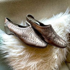 White Mountain Metallic sling-backs